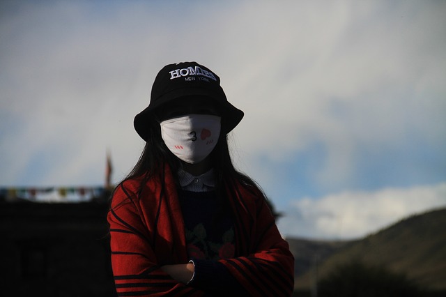 미세먼지농도가 나쁨으로 예보된 날 어떻게 대처하세요?